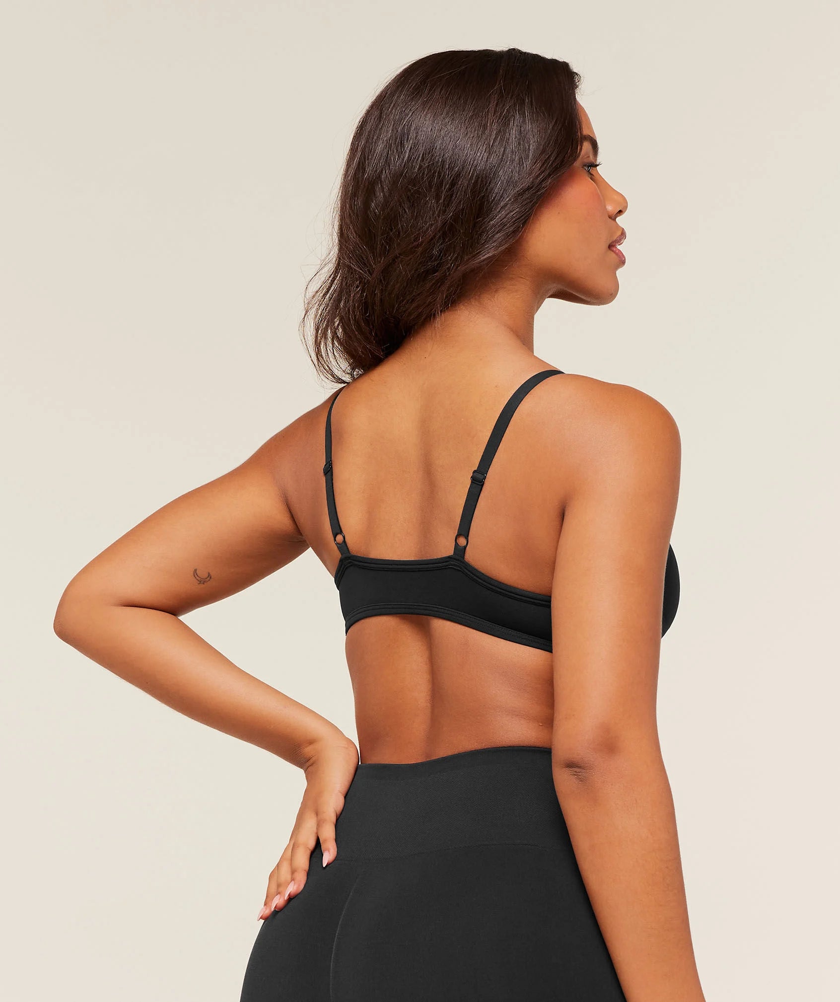 SOFT SCULPT V-NECK SPORTS BRA