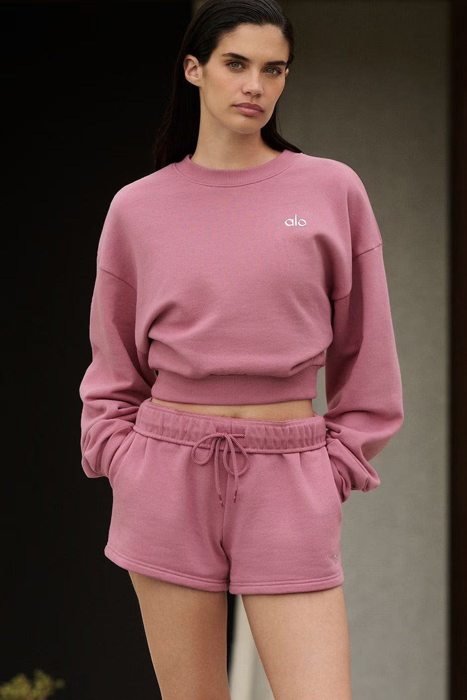 ALO CROPPED ACCOLADE CREWNECK