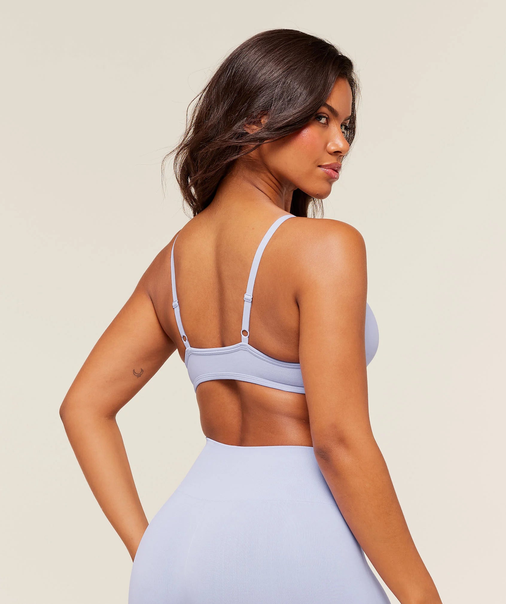 SOFT SCULPT V-NECK SPORTS BRA