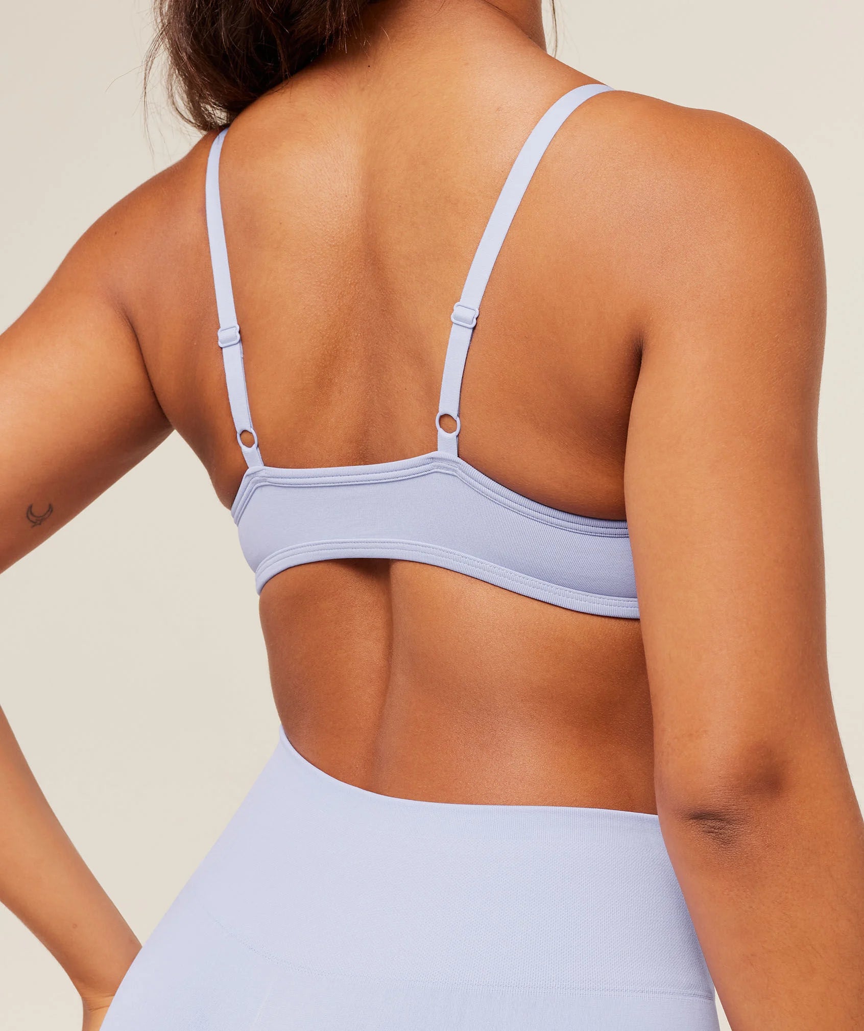 SOFT SCULPT V-NECK SPORTS BRA
